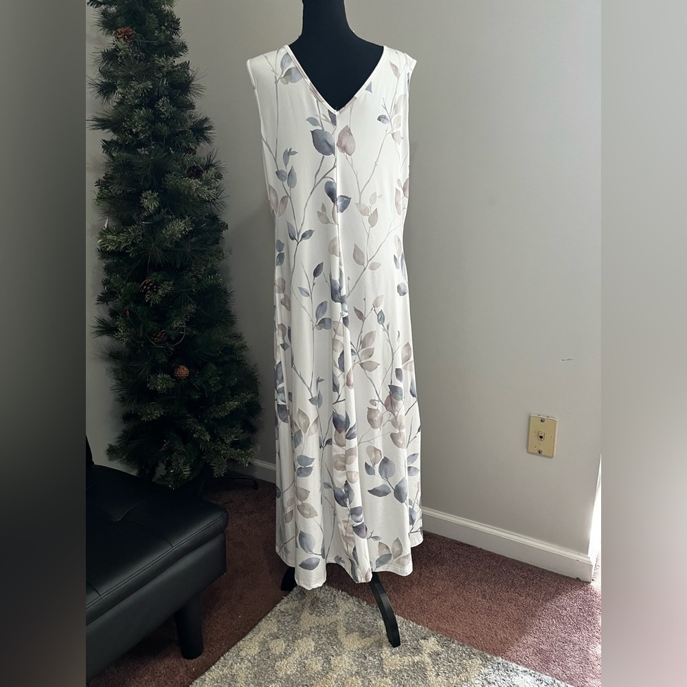 Chic Floral Maxi Dress in White and Gray - Picture 2 of 10